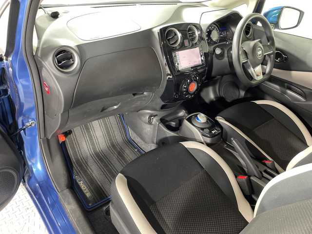 日産 ノート e－パワー X 神奈川県 2017(平29)年 2.9万km シャイニングブルー 純正７型SDナビゲーション/CD DVD Bluetooth フルセグTV/アラウンドビューモニター/衝突被害軽減システム/車線逸脱警報/クリアランスソナー/ETC/ドライブレコーダー/純正フロアマット/インテリジェントデジタルインナーミラー/オートライト/スマートキー/プッシュスタート/ドアバイザー