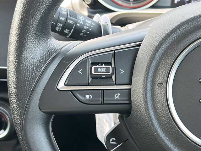 スズキ スイフト HYBRID MG 山口県 2022(令4)年 1.5万km スターシルバーメタリック レーダークルーズコントロール/ビルトインETC/純正フロアマット/オートライト/運転席シートヒーター/パーキングアシスト/アイドリングストップ/スマートキー/スペアキー/プッシュスタート/デュアルカメラブレーキサポート/横滑り防止装置/レーンキープアシスト/盗難防止装置