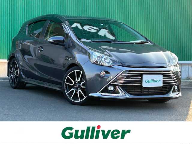 トヨタ アクア G G’s 宮城県 2015(平27)年 5.4万km グレーメタリック スマートエントリーパッケージ/・スマートキー/プッシュスタート/・イモビライザー/・オートライト/＝＝＝/社外9インチナビ/・CD/DVD/・Bluetooth/・フルセグTV/バックカメラ/ビルトインETC/ドライブレコーダー/ハーフレザーシート/LEDヘッドライト/LEDフロントフォグランプ/LEDイルミネーションビーム/革巻きステアリング/ステアリングスイッチ/電動格納ミラー/純正17インチAW/純正フロアマット/ドアバイザー/Wエアバッグ