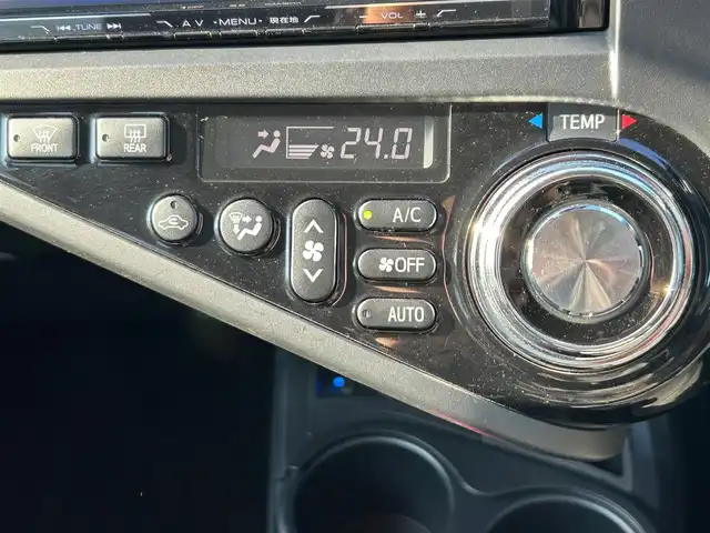 トヨタ アクア G G’s 宮城県 2015(平27)年 5.4万km グレーメタリック スマートエントリーパッケージ/・スマートキー/プッシュスタート/・イモビライザー/・オートライト/＝＝＝/社外9インチナビ/・CD/DVD/・Bluetooth/・フルセグTV/バックカメラ/ビルトインETC/ドライブレコーダー/ハーフレザーシート/LEDヘッドライト/LEDフロントフォグランプ/LEDイルミネーションビーム/革巻きステアリング/ステアリングスイッチ/電動格納ミラー/純正17インチAW/純正フロアマット/ドアバイザー/Wエアバッグ