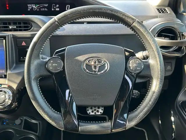 トヨタ アクア G G’s 宮城県 2015(平27)年 5.4万km グレーメタリック スマートエントリーパッケージ/・スマートキー/プッシュスタート/・イモビライザー/・オートライト/＝＝＝/社外9インチナビ/・CD/DVD/・Bluetooth/・フルセグTV/バックカメラ/ビルトインETC/ドライブレコーダー/ハーフレザーシート/LEDヘッドライト/LEDフロントフォグランプ/LEDイルミネーションビーム/革巻きステアリング/ステアリングスイッチ/電動格納ミラー/純正17インチAW/純正フロアマット/ドアバイザー/Wエアバッグ