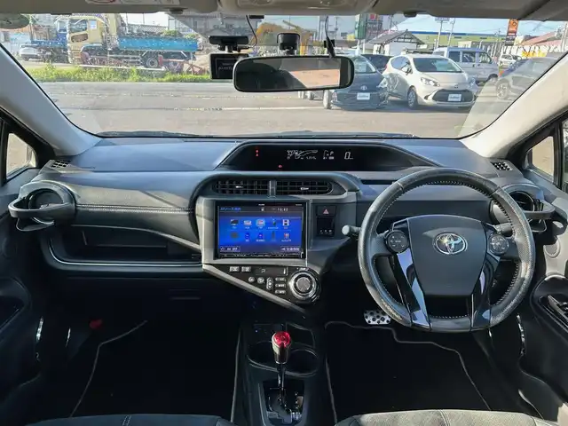 トヨタ アクア G G’s 宮城県 2015(平27)年 5.4万km グレーメタリック スマートエントリーパッケージ/・スマートキー/プッシュスタート/・イモビライザー/・オートライト/＝＝＝/社外9インチナビ/・CD/DVD/・Bluetooth/・フルセグTV/バックカメラ/ビルトインETC/ドライブレコーダー/ハーフレザーシート/LEDヘッドライト/LEDフロントフォグランプ/LEDイルミネーションビーム/革巻きステアリング/ステアリングスイッチ/電動格納ミラー/純正17インチAW/純正フロアマット/ドアバイザー/Wエアバッグ
