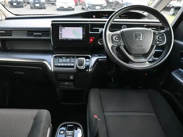 ホンダ ステップワゴン スパーダ ハイブリッド G ホンダセンシング 千葉県 2018(平30)年 5.7万km オブシダンブルーパール ホンダセンシング/●衝突軽減ブレーキ〈CMBS〉/●誤発進抑制機能/●歩行者事故低減ステアリング/●路外逸脱抑制機能/●渋滞追従機能付ACC〈アダプティブ・クルーズ・コントロール〉/●LKAS〈車線維持支援システム〉/●先行車発進お知らせ機能/●標識認識機能/純正ナビ（VXM-194VFi）/・CD/DVD/・Bluetooth/・フルセグTV/バックカメラ/ビルトインETC/ドライブレコーダー/両側パワースライドドア/革巻きステアリング/ステアリングスイッチ/電動パーキングブレーキ/ブレーキホールド/LEDヘッドランプ/フォグランプ/オートライト/スマートキー＆プッシュスタート/電動格納ミラー/フロント・フルオートエアコンディショナー＋リア・マニュアルクーラー/純正16インチAW/純正フロアマット/ドアバイザー/Wエアバッグ