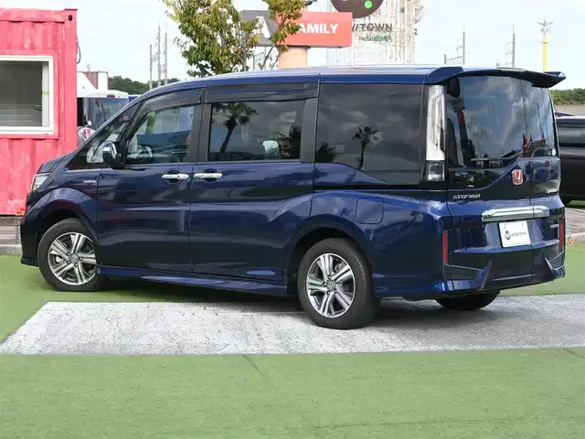 ホンダ ステップワゴン スパーダ ハイブリッド G ホンダセンシング 千葉県 2018(平30)年 5.7万km オブシダンブルーパール ホンダセンシング/●衝突軽減ブレーキ〈CMBS〉/●誤発進抑制機能/●歩行者事故低減ステアリング/●路外逸脱抑制機能/●渋滞追従機能付ACC〈アダプティブ・クルーズ・コントロール〉/●LKAS〈車線維持支援システム〉/●先行車発進お知らせ機能/●標識認識機能/純正ナビ（VXM-194VFi）/・CD/DVD/・Bluetooth/・フルセグTV/バックカメラ/ビルトインETC/ドライブレコーダー/両側パワースライドドア/革巻きステアリング/ステアリングスイッチ/電動パーキングブレーキ/ブレーキホールド/LEDヘッドランプ/フォグランプ/オートライト/スマートキー＆プッシュスタート/電動格納ミラー/フロント・フルオートエアコンディショナー＋リア・マニュアルクーラー/純正16インチAW/純正フロアマット/ドアバイザー/Wエアバッグ