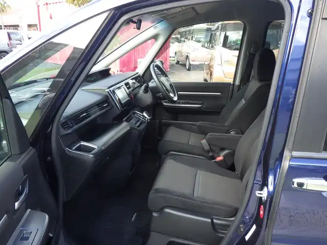 ホンダ ステップワゴン スパーダ ハイブリッド G ホンダセンシング 千葉県 2018(平30)年 5.7万km オブシダンブルーパール ホンダセンシング/●衝突軽減ブレーキ〈CMBS〉/●誤発進抑制機能/●歩行者事故低減ステアリング/●路外逸脱抑制機能/●渋滞追従機能付ACC〈アダプティブ・クルーズ・コントロール〉/●LKAS〈車線維持支援システム〉/●先行車発進お知らせ機能/●標識認識機能/純正ナビ（VXM-194VFi）/・CD/DVD/・Bluetooth/・フルセグTV/バックカメラ/ビルトインETC/ドライブレコーダー/両側パワースライドドア/革巻きステアリング/ステアリングスイッチ/電動パーキングブレーキ/ブレーキホールド/LEDヘッドランプ/フォグランプ/オートライト/スマートキー＆プッシュスタート/電動格納ミラー/フロント・フルオートエアコンディショナー＋リア・マニュアルクーラー/純正16インチAW/純正フロアマット/ドアバイザー/Wエアバッグ