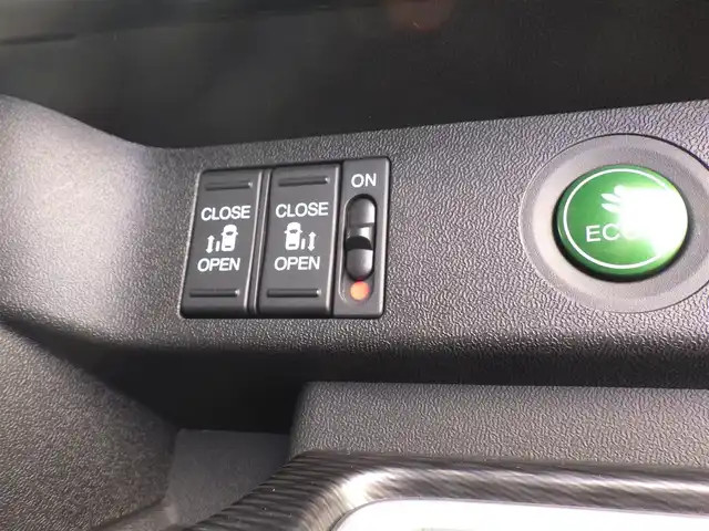 ホンダ ステップワゴン スパーダ ハイブリッド G ホンダセンシング 千葉県 2018(平30)年 5.7万km オブシダンブルーパール ホンダセンシング/●衝突軽減ブレーキ〈CMBS〉/●誤発進抑制機能/●歩行者事故低減ステアリング/●路外逸脱抑制機能/●渋滞追従機能付ACC〈アダプティブ・クルーズ・コントロール〉/●LKAS〈車線維持支援システム〉/●先行車発進お知らせ機能/●標識認識機能/純正ナビ（VXM-194VFi）/・CD/DVD/・Bluetooth/・フルセグTV/バックカメラ/ビルトインETC/ドライブレコーダー/両側パワースライドドア/革巻きステアリング/ステアリングスイッチ/電動パーキングブレーキ/ブレーキホールド/LEDヘッドランプ/フォグランプ/オートライト/スマートキー＆プッシュスタート/電動格納ミラー/フロント・フルオートエアコンディショナー＋リア・マニュアルクーラー/純正16インチAW/純正フロアマット/ドアバイザー/Wエアバッグ