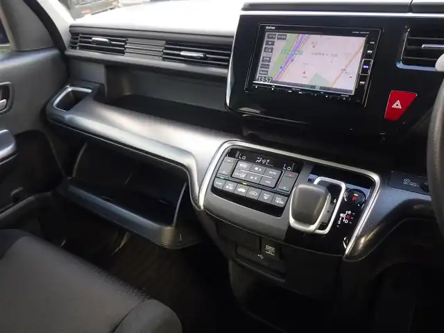 ホンダ ステップワゴン スパーダ ハイブリッド G ホンダセンシング 千葉県 2018(平30)年 5.7万km オブシダンブルーパール ホンダセンシング/●衝突軽減ブレーキ〈CMBS〉/●誤発進抑制機能/●歩行者事故低減ステアリング/●路外逸脱抑制機能/●渋滞追従機能付ACC〈アダプティブ・クルーズ・コントロール〉/●LKAS〈車線維持支援システム〉/●先行車発進お知らせ機能/●標識認識機能/純正ナビ（VXM-194VFi）/・CD/DVD/・Bluetooth/・フルセグTV/バックカメラ/ビルトインETC/ドライブレコーダー/両側パワースライドドア/革巻きステアリング/ステアリングスイッチ/電動パーキングブレーキ/ブレーキホールド/LEDヘッドランプ/フォグランプ/オートライト/スマートキー＆プッシュスタート/電動格納ミラー/フロント・フルオートエアコンディショナー＋リア・マニュアルクーラー/純正16インチAW/純正フロアマット/ドアバイザー/Wエアバッグ