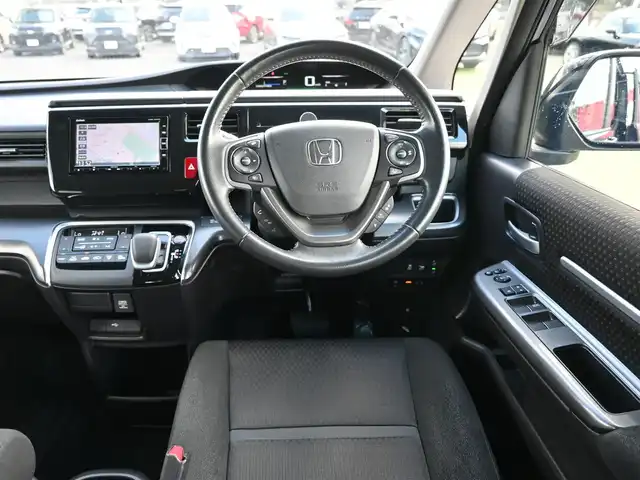 ホンダ ステップワゴン スパーダ ハイブリッド G ホンダセンシング 千葉県 2018(平30)年 5.7万km オブシダンブルーパール ホンダセンシング/●衝突軽減ブレーキ〈CMBS〉/●誤発進抑制機能/●歩行者事故低減ステアリング/●路外逸脱抑制機能/●渋滞追従機能付ACC〈アダプティブ・クルーズ・コントロール〉/●LKAS〈車線維持支援システム〉/●先行車発進お知らせ機能/●標識認識機能/純正ナビ（VXM-194VFi）/・CD/DVD/・Bluetooth/・フルセグTV/バックカメラ/ビルトインETC/ドライブレコーダー/両側パワースライドドア/革巻きステアリング/ステアリングスイッチ/電動パーキングブレーキ/ブレーキホールド/LEDヘッドランプ/フォグランプ/オートライト/スマートキー＆プッシュスタート/電動格納ミラー/フロント・フルオートエアコンディショナー＋リア・マニュアルクーラー/純正16インチAW/純正フロアマット/ドアバイザー/Wエアバッグ