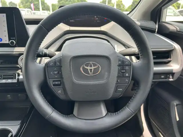 トヨタ プリウス U 栃木県 2023(令5)年 0.9万km プラチナホワイトパールマイカ トヨタセーフティセンス/純正9インチナビ/フルセグテレビ/パノラミックビューモニター/ドライブレコーダー/ETC2.0/レーダークルーズコントロール/スタッドレスタイヤ＋社外AW積込/スマートキー/純正フロアマット/LEDオートライト/純正アルミホイール/コーナーセンサー/プッシュスタート/横滑り防止装置/100V充電