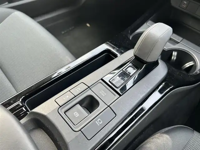 トヨタ プリウス U 栃木県 2023(令5)年 0.9万km プラチナホワイトパールマイカ トヨタセーフティセンス/純正9インチナビ/フルセグテレビ/パノラミックビューモニター/ドライブレコーダー/ETC2.0/レーダークルーズコントロール/スタッドレスタイヤ＋社外AW積込/スマートキー/純正フロアマット/LEDオートライト/純正アルミホイール/コーナーセンサー/プッシュスタート/横滑り防止装置/100V充電
