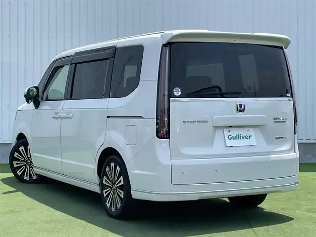 ホンダ ステップワゴン スパーダ eHEV プレミアムライン 香川県 2022(令4)年 3万km プラチナホワイトパール 登録時走行距離：29267km/純正SDナビゲーション/→CD/DVD 再生/→フルセグTV/全方位カメラ/ビルトインETC/ステアリングリモコン/レーダークルーズコントロール/シートヒーター/パワーシート/両側パワースライド/前後コーナーセンサー/LEDオートライト/フォグランプ/電格ウィンカーミラー/レーンキープアシスト/横滑り防止装置/衝突被害軽減システム/スマートキー