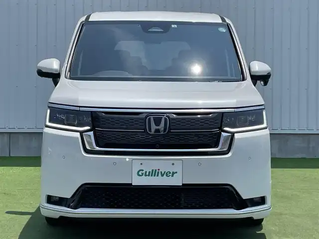ホンダ ステップワゴン スパーダ eHEV プレミアムライン 香川県 2022(令4)年 3万km プラチナホワイトパール 登録時走行距離：29267km/純正SDナビゲーション/→CD/DVD 再生/→フルセグTV/全方位カメラ/ビルトインETC/ステアリングリモコン/レーダークルーズコントロール/シートヒーター/パワーシート/両側パワースライド/前後コーナーセンサー/LEDオートライト/フォグランプ/電格ウィンカーミラー/レーンキープアシスト/横滑り防止装置/衝突被害軽減システム/スマートキー