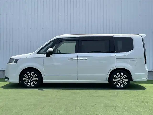 ホンダ ステップワゴン スパーダ eHEV プレミアムライン 香川県 2022(令4)年 3万km プラチナホワイトパール 登録時走行距離：29267km/純正SDナビゲーション/→CD/DVD 再生/→フルセグTV/全方位カメラ/ビルトインETC/ステアリングリモコン/レーダークルーズコントロール/シートヒーター/パワーシート/両側パワースライド/前後コーナーセンサー/LEDオートライト/フォグランプ/電格ウィンカーミラー/レーンキープアシスト/横滑り防止装置/衝突被害軽減システム/スマートキー