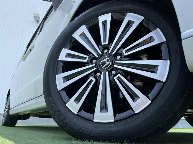 ホンダ ステップワゴン スパーダ eHEV プレミアムライン 香川県 2022(令4)年 3万km プラチナホワイトパール 登録時走行距離：29267km/純正SDナビゲーション/→CD/DVD 再生/→フルセグTV/全方位カメラ/ビルトインETC/ステアリングリモコン/レーダークルーズコントロール/シートヒーター/パワーシート/両側パワースライド/前後コーナーセンサー/LEDオートライト/フォグランプ/電格ウィンカーミラー/レーンキープアシスト/横滑り防止装置/衝突被害軽減システム/スマートキー