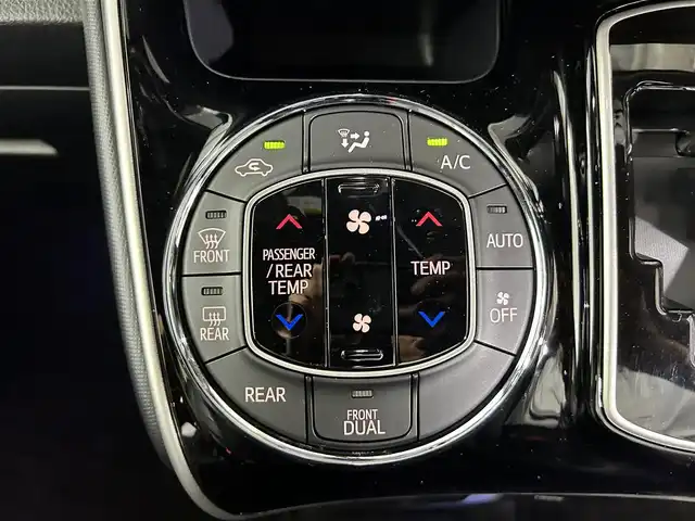 トヨタ ヴォクシー ZS 煌Ⅲ 佐賀県 2021(令3)年 3.7万km ブラック 社外11インチナビ（ALPAINE）/フルセグTV/Bluetooth/CD/DVD/バックカメラ/社外12.8インチフリップダウンモニター（ALPAINE）/モデリスタエアロ/両側パワースライドドア/ビルトインETC/前方・後方ドライブレコーダー/クルーズコントロール/トヨタセーフティーセンス/パーキングソナー/コーナーセンサー/先行車発進告知機能/衝突被害軽減ブレーキ/純正フロアマット/純正16インチアルミホイール/社外シートカバー/Wエアコン