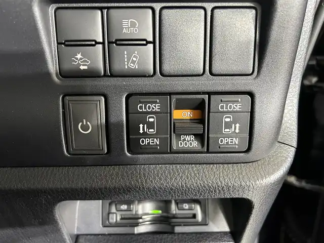 トヨタ ヴォクシー ZS 煌Ⅲ 佐賀県 2021(令3)年 3.7万km ブラック 社外11インチナビ（ALPAINE）/フルセグTV/Bluetooth/CD/DVD/バックカメラ/社外12.8インチフリップダウンモニター（ALPAINE）/モデリスタエアロ/両側パワースライドドア/ビルトインETC/前方・後方ドライブレコーダー/クルーズコントロール/トヨタセーフティーセンス/パーキングソナー/コーナーセンサー/先行車発進告知機能/衝突被害軽減ブレーキ/純正フロアマット/純正16インチアルミホイール/社外シートカバー/Wエアコン