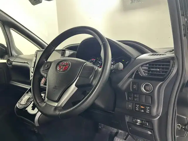 トヨタ ヴォクシー ZS 煌Ⅲ 佐賀県 2021(令3)年 3.7万km ブラック 社外11インチナビ（ALPAINE）/フルセグTV/Bluetooth/CD/DVD/バックカメラ/社外12.8インチフリップダウンモニター（ALPAINE）/モデリスタエアロ/両側パワースライドドア/ビルトインETC/前方・後方ドライブレコーダー/クルーズコントロール/トヨタセーフティーセンス/パーキングソナー/コーナーセンサー/先行車発進告知機能/衝突被害軽減ブレーキ/純正フロアマット/純正16インチアルミホイール/社外シートカバー/Wエアコン