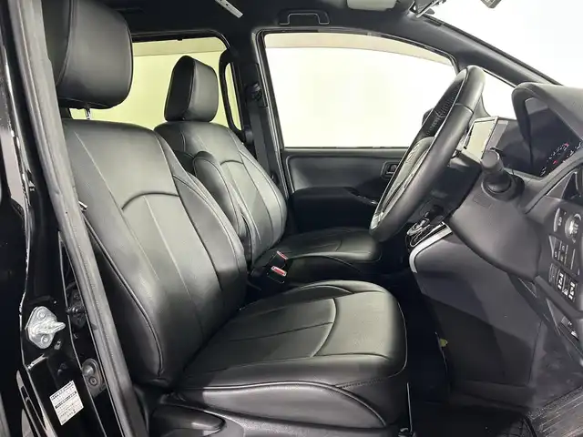 トヨタ ヴォクシー ZS 煌Ⅲ 佐賀県 2021(令3)年 3.7万km ブラック 社外11インチナビ（ALPAINE）/フルセグTV/Bluetooth/CD/DVD/バックカメラ/社外12.8インチフリップダウンモニター（ALPAINE）/モデリスタエアロ/両側パワースライドドア/ビルトインETC/前方・後方ドライブレコーダー/クルーズコントロール/トヨタセーフティーセンス/パーキングソナー/コーナーセンサー/先行車発進告知機能/衝突被害軽減ブレーキ/純正フロアマット/純正16インチアルミホイール/社外シートカバー/Wエアコン