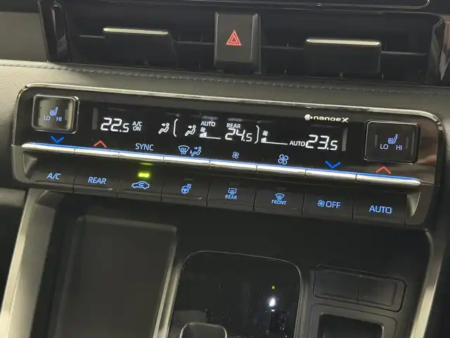 トヨタ ヴォクシー S－Z 三重県 2024(令6)年 1.6万km ホワイトパールクリスタルシャイン ガソリン/FF/MTモード付インパネCVT/10.5インチディスプレイオーディオPlus＋ナビ/（CD/DVD/USB/iPod/Bluetooth/TV/CarPlay/AndroidAuto）/純正 14インチOLED 後席ディスプレイ V14T-R72R/バックガイドモニター/ドライブレコーダー前後（デジタルインナーミラー内蔵）/ETC2.0/モデリスタエアロ（F/S/R下）/両側ハンズフリーパワースライドドア/Toyota Safety Sense/●プリクラッシュセーフティ/●レーンディパーチャーアラート/●レーダークルコン/●オートハイビーム/●ロードサインアシスト/●プロアクティブドライビングアシスト/●発進遅れ告知機能/・パーキングサポートブレーキ（静止物）/など/装備/*快適利便パッケージ（High）/●快適温熱シート（D/N/2nd）/●ステアリングヒーター/●パワーバックドア/●2ndシートオットマン/・デジタルインナーミラー（前後ドラレコ内蔵）/・オートライト/・LEDヘッドランプ/・左右＋後席独立オートエアコン/・ステアリングスイッチ/・電子パーキングブレーキ＆ブレーキホールド/・保/取/マルチ取/・純正17inAW/など/*…メーカーOP