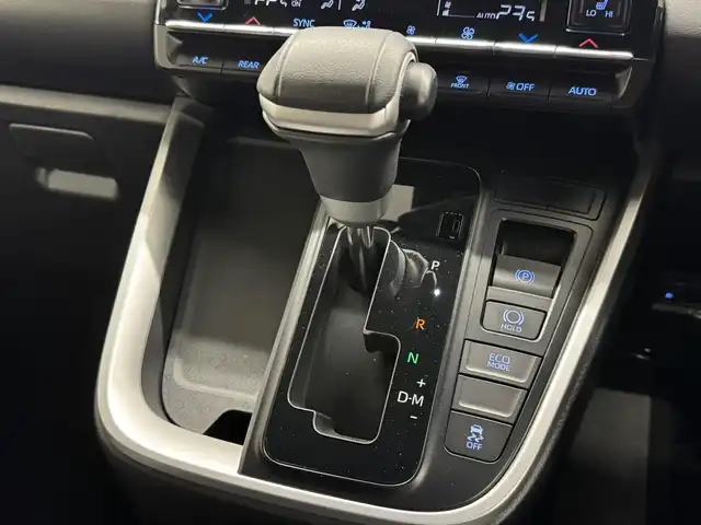 トヨタ ヴォクシー S－Z 三重県 2024(令6)年 1.6万km ホワイトパールクリスタルシャイン ガソリン/FF/MTモード付インパネCVT/10.5インチディスプレイオーディオPlus＋ナビ/（CD/DVD/USB/iPod/Bluetooth/TV/CarPlay/AndroidAuto）/純正 14インチOLED 後席ディスプレイ V14T-R72R/バックガイドモニター/ドライブレコーダー前後（デジタルインナーミラー内蔵）/ETC2.0/モデリスタエアロ（F/S/R下）/両側ハンズフリーパワースライドドア/Toyota Safety Sense/●プリクラッシュセーフティ/●レーンディパーチャーアラート/●レーダークルコン/●オートハイビーム/●ロードサインアシスト/●プロアクティブドライビングアシスト/●発進遅れ告知機能/・パーキングサポートブレーキ（静止物）/など/装備/*快適利便パッケージ（High）/●快適温熱シート（D/N/2nd）/●ステアリングヒーター/●パワーバックドア/●2ndシートオットマン/・デジタルインナーミラー（前後ドラレコ内蔵）/・オートライト/・LEDヘッドランプ/・左右＋後席独立オートエアコン/・ステアリングスイッチ/・電子パーキングブレーキ＆ブレーキホールド/・保/取/マルチ取/・純正17inAW/など/*…メーカーOP