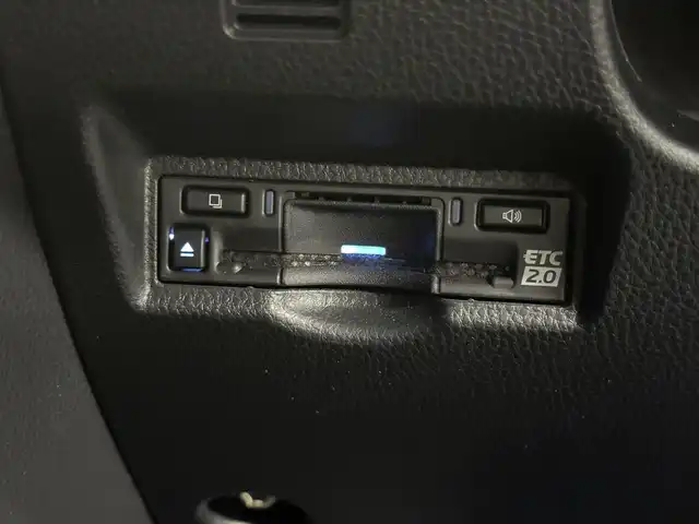 トヨタ ヴォクシー S－Z 三重県 2024(令6)年 1.6万km ホワイトパールクリスタルシャイン ガソリン/FF/MTモード付インパネCVT/10.5インチディスプレイオーディオPlus＋ナビ/（CD/DVD/USB/iPod/Bluetooth/TV/CarPlay/AndroidAuto）/純正 14インチOLED 後席ディスプレイ V14T-R72R/バックガイドモニター/ドライブレコーダー前後（デジタルインナーミラー内蔵）/ETC2.0/モデリスタエアロ（F/S/R下）/両側ハンズフリーパワースライドドア/Toyota Safety Sense/●プリクラッシュセーフティ/●レーンディパーチャーアラート/●レーダークルコン/●オートハイビーム/●ロードサインアシスト/●プロアクティブドライビングアシスト/●発進遅れ告知機能/・パーキングサポートブレーキ（静止物）/など/装備/*快適利便パッケージ（High）/●快適温熱シート（D/N/2nd）/●ステアリングヒーター/●パワーバックドア/●2ndシートオットマン/・デジタルインナーミラー（前後ドラレコ内蔵）/・オートライト/・LEDヘッドランプ/・左右＋後席独立オートエアコン/・ステアリングスイッチ/・電子パーキングブレーキ＆ブレーキホールド/・保/取/マルチ取/・純正17inAW/など/*…メーカーOP