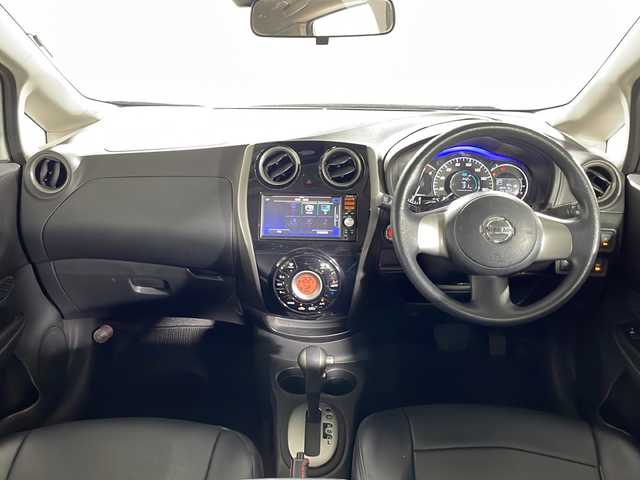 日産 ノート X DIG－S 沖縄県 2015(平27)年 10.1万km ブリリアントホワイトパール 禁煙車/衝突軽減ブレーキ/車線逸脱警報/純正ナビMM114D-W/AM/FM/CD/DVD/フルセグTV/USB/バックカメラ/ETC/純正15インチアルミホイール/純正フロアマット/ABS/レザー調シートカバー/スマートキー/スペアキー有/保証書/取扱説明書