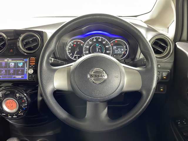 日産 ノート X DIG－S 沖縄県 2015(平27)年 10.1万km ブリリアントホワイトパール 禁煙車/衝突軽減ブレーキ/車線逸脱警報/純正ナビMM114D-W/AM/FM/CD/DVD/フルセグTV/USB/バックカメラ/ETC/純正15インチアルミホイール/純正フロアマット/ABS/レザー調シートカバー/スマートキー/スペアキー有/保証書/取扱説明書