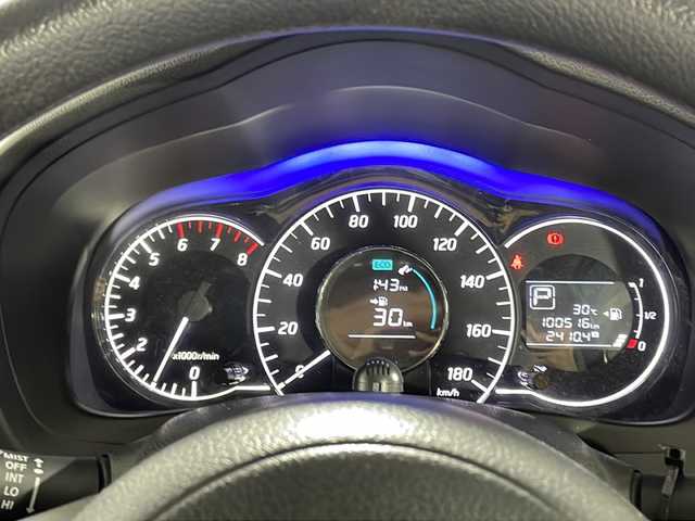 日産 ノート X DIG－S 沖縄県 2015(平27)年 10.1万km ブリリアントホワイトパール 禁煙車/衝突軽減ブレーキ/車線逸脱警報/純正ナビMM114D-W/AM/FM/CD/DVD/フルセグTV/USB/バックカメラ/ETC/純正15インチアルミホイール/純正フロアマット/ABS/レザー調シートカバー/スマートキー/スペアキー有/保証書/取扱説明書