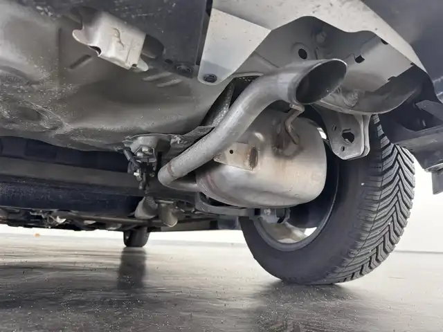 トヨタ アクア G 三重県 2017(平29)年 5.5万km ホワイトパールクリスタルシャイン ハイブリッド/FF/フロアCVT/純正 7インチナビ  NSZT-W66T/（AM/FM/CD/DVD/TV/SD/SDREC/Bluetooth）/【OP】バックカメラ/ドライブレコーダー 前方/ビルトイン ETC/TRDフルエアロ（F/S/R下）/Toyota Safety Sense/●プリクラッシュセーフティ［PCS］/●レーンディパーチャーアラート［LDA］/●オートハイビーム［AHB］/先行車発進告知機能/・横滑り防止装置/など/装備/●スマートエントリーパッケージ/・スマートエントリー＆スタートシステム/・プッシュスタート/・スマートキーx2/・盗難防止システム（イモビライザーシステム）/・コンライト（オートライト：ライト自動点灯・消灯システム／ランプオートカットシステム）/●【OP】LEDヘッドランプパッケージ/・LEDヘッドランプ＋LEDクリアランスランプ＋フロントターンランプ/・【OP】6スピーカー（ナビレディパッケージ）/・オートエアコン/・電動格納ドアミラー（ウインカー付）/●ステアリングスイッチ（オーディオ操作、メーターディスプレイ操作）/●パワーウインドウ/●パワーステアリング/●社外15inAW/●取/ナビ取/など