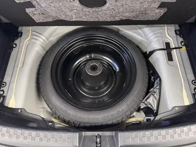 トヨタ アクア G 三重県 2017(平29)年 5.5万km ホワイトパールクリスタルシャイン ハイブリッド/FF/フロアCVT/純正 7インチナビ  NSZT-W66T/（AM/FM/CD/DVD/TV/SD/SDREC/Bluetooth）/【OP】バックカメラ/ドライブレコーダー 前方/ビルトイン ETC/TRDフルエアロ（F/S/R下）/Toyota Safety Sense/●プリクラッシュセーフティ［PCS］/●レーンディパーチャーアラート［LDA］/●オートハイビーム［AHB］/先行車発進告知機能/・横滑り防止装置/など/装備/●スマートエントリーパッケージ/・スマートエントリー＆スタートシステム/・プッシュスタート/・スマートキーx2/・盗難防止システム（イモビライザーシステム）/・コンライト（オートライト：ライト自動点灯・消灯システム／ランプオートカットシステム）/●【OP】LEDヘッドランプパッケージ/・LEDヘッドランプ＋LEDクリアランスランプ＋フロントターンランプ/・【OP】6スピーカー（ナビレディパッケージ）/・オートエアコン/・電動格納ドアミラー（ウインカー付）/●ステアリングスイッチ（オーディオ操作、メーターディスプレイ操作）/●パワーウインドウ/●パワーステアリング/●社外15inAW/●取/ナビ取/など