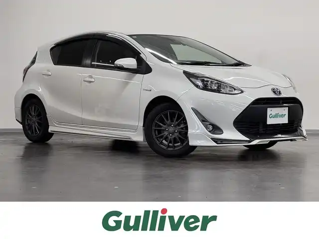 トヨタ アクア G 三重県 2017(平29)年 5.5万km ホワイトパールクリスタルシャイン ハイブリッド/FF/フロアCVT/純正 7インチナビ  NSZT-W66T/（AM/FM/CD/DVD/TV/SD/SDREC/Bluetooth）/【OP】バックカメラ/ドライブレコーダー 前方/ビルトイン ETC/TRDフルエアロ（F/S/R下）/Toyota Safety Sense/●プリクラッシュセーフティ［PCS］/●レーンディパーチャーアラート［LDA］/●オートハイビーム［AHB］/先行車発進告知機能/・横滑り防止装置/など/装備/●スマートエントリーパッケージ/・スマートエントリー＆スタートシステム/・プッシュスタート/・スマートキーx2/・盗難防止システム（イモビライザーシステム）/・コンライト（オートライト：ライト自動点灯・消灯システム／ランプオートカットシステム）/●【OP】LEDヘッドランプパッケージ/・LEDヘッドランプ＋LEDクリアランスランプ＋フロントターンランプ/・【OP】6スピーカー（ナビレディパッケージ）/・オートエアコン/・電動格納ドアミラー（ウインカー付）/●ステアリングスイッチ（オーディオ操作、メーターディスプレイ操作）/●パワーウインドウ/●パワーステアリング/●社外15inAW/●取/ナビ取/など