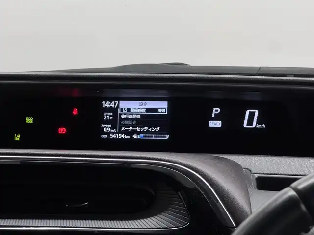 トヨタ アクア G 三重県 2017(平29)年 5.5万km ホワイトパールクリスタルシャイン ハイブリッド/FF/フロアCVT/純正 7インチナビ  NSZT-W66T/（AM/FM/CD/DVD/TV/SD/SDREC/Bluetooth）/【OP】バックカメラ/ドライブレコーダー 前方/ビルトイン ETC/TRDフルエアロ（F/S/R下）/Toyota Safety Sense/●プリクラッシュセーフティ［PCS］/●レーンディパーチャーアラート［LDA］/●オートハイビーム［AHB］/先行車発進告知機能/・横滑り防止装置/など/装備/●スマートエントリーパッケージ/・スマートエントリー＆スタートシステム/・プッシュスタート/・スマートキーx2/・盗難防止システム（イモビライザーシステム）/・コンライト（オートライト：ライト自動点灯・消灯システム／ランプオートカットシステム）/●【OP】LEDヘッドランプパッケージ/・LEDヘッドランプ＋LEDクリアランスランプ＋フロントターンランプ/・【OP】6スピーカー（ナビレディパッケージ）/・オートエアコン/・電動格納ドアミラー（ウインカー付）/●ステアリングスイッチ（オーディオ操作、メーターディスプレイ操作）/●パワーウインドウ/●パワーステアリング/●社外15inAW/●取/ナビ取/など