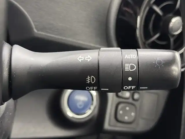 トヨタ アクア G 三重県 2017(平29)年 5.5万km ホワイトパールクリスタルシャイン ハイブリッド/FF/フロアCVT/純正 7インチナビ  NSZT-W66T/（AM/FM/CD/DVD/TV/SD/SDREC/Bluetooth）/【OP】バックカメラ/ドライブレコーダー 前方/ビルトイン ETC/TRDフルエアロ（F/S/R下）/Toyota Safety Sense/●プリクラッシュセーフティ［PCS］/●レーンディパーチャーアラート［LDA］/●オートハイビーム［AHB］/先行車発進告知機能/・横滑り防止装置/など/装備/●スマートエントリーパッケージ/・スマートエントリー＆スタートシステム/・プッシュスタート/・スマートキーx2/・盗難防止システム（イモビライザーシステム）/・コンライト（オートライト：ライト自動点灯・消灯システム／ランプオートカットシステム）/●【OP】LEDヘッドランプパッケージ/・LEDヘッドランプ＋LEDクリアランスランプ＋フロントターンランプ/・【OP】6スピーカー（ナビレディパッケージ）/・オートエアコン/・電動格納ドアミラー（ウインカー付）/●ステアリングスイッチ（オーディオ操作、メーターディスプレイ操作）/●パワーウインドウ/●パワーステアリング/●社外15inAW/●取/ナビ取/など