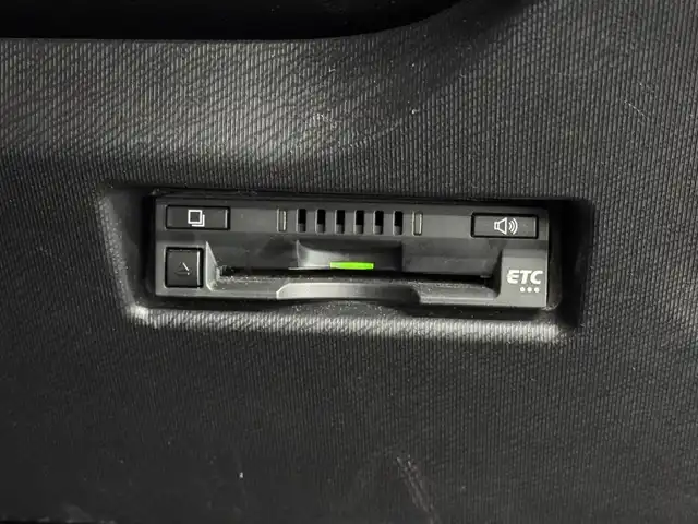 トヨタ アクア G 三重県 2017(平29)年 5.5万km ホワイトパールクリスタルシャイン ハイブリッド/FF/フロアCVT/純正 7インチナビ  NSZT-W66T/（AM/FM/CD/DVD/TV/SD/SDREC/Bluetooth）/【OP】バックカメラ/ドライブレコーダー 前方/ビルトイン ETC/TRDフルエアロ（F/S/R下）/Toyota Safety Sense/●プリクラッシュセーフティ［PCS］/●レーンディパーチャーアラート［LDA］/●オートハイビーム［AHB］/先行車発進告知機能/・横滑り防止装置/など/装備/●スマートエントリーパッケージ/・スマートエントリー＆スタートシステム/・プッシュスタート/・スマートキーx2/・盗難防止システム（イモビライザーシステム）/・コンライト（オートライト：ライト自動点灯・消灯システム／ランプオートカットシステム）/●【OP】LEDヘッドランプパッケージ/・LEDヘッドランプ＋LEDクリアランスランプ＋フロントターンランプ/・【OP】6スピーカー（ナビレディパッケージ）/・オートエアコン/・電動格納ドアミラー（ウインカー付）/●ステアリングスイッチ（オーディオ操作、メーターディスプレイ操作）/●パワーウインドウ/●パワーステアリング/●社外15inAW/●取/ナビ取/など