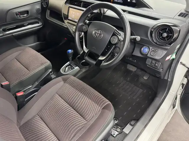 トヨタ アクア G 三重県 2017(平29)年 5.5万km ホワイトパールクリスタルシャイン ハイブリッド/FF/フロアCVT/純正 7インチナビ  NSZT-W66T/（AM/FM/CD/DVD/TV/SD/SDREC/Bluetooth）/【OP】バックカメラ/ドライブレコーダー 前方/ビルトイン ETC/TRDフルエアロ（F/S/R下）/Toyota Safety Sense/●プリクラッシュセーフティ［PCS］/●レーンディパーチャーアラート［LDA］/●オートハイビーム［AHB］/先行車発進告知機能/・横滑り防止装置/など/装備/●スマートエントリーパッケージ/・スマートエントリー＆スタートシステム/・プッシュスタート/・スマートキーx2/・盗難防止システム（イモビライザーシステム）/・コンライト（オートライト：ライト自動点灯・消灯システム／ランプオートカットシステム）/●【OP】LEDヘッドランプパッケージ/・LEDヘッドランプ＋LEDクリアランスランプ＋フロントターンランプ/・【OP】6スピーカー（ナビレディパッケージ）/・オートエアコン/・電動格納ドアミラー（ウインカー付）/●ステアリングスイッチ（オーディオ操作、メーターディスプレイ操作）/●パワーウインドウ/●パワーステアリング/●社外15inAW/●取/ナビ取/など