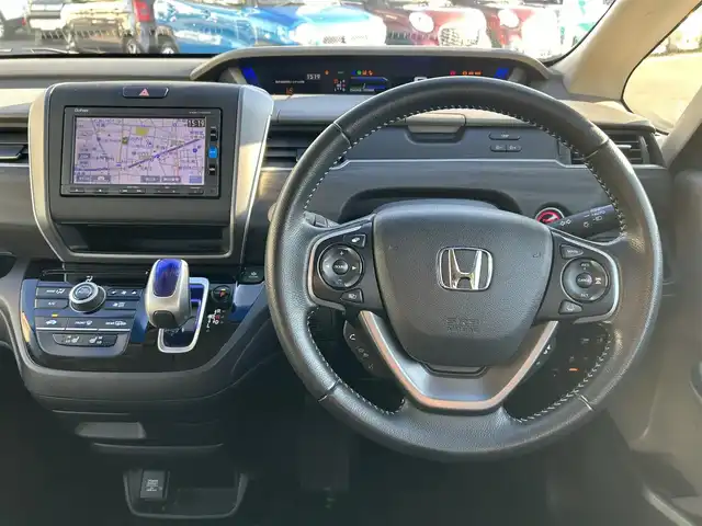 ホンダ フリード ハイブリット EX 愛知県 2017(平29)年 10.2万km ホワイトオーキッドパール ホンダセンシング/　・衝突軽減ブレーキ/　・誤発進抑制機能/　・アダプティブクルーズコントロール/　・車線維持システム/両側パワースライド/純正HDDナビ/　・フルセグTV/　・Bluetootｈ/　・CD/DVD/　・AM/FM/　・iPod/純正フロアマット/純正15インチAW/ハーフレザーシート/シートヒーター（前席）/LEDヘッドライト/オートライト/ビルトインETC/スマートキー