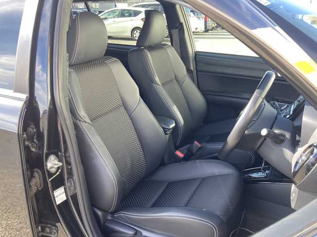 トヨタ カローラ フィールダー 1．5G ダブルバイビー 埼玉県 2015(平27)年 3.7万km ブラックマイカ ワンオーナー/ハーグレザーシート/純正メモリーナビ＆フルセグＴＶ/　（ＤＶＤ＆ＣＤ＆ＢＴ）/バックカメラ/前方ドライブレコーダー/ビルトインＥＴＣ（２.０）/衝突被害軽減システム/レーンキープアシスト/革巻きステアリング/純正１６inアルミホイール/オートハイビーム/ＬＥＤライト/フォグランプ /スマートキー/プッシュスタート/Ｗエアバッグ＆カーテンエアバッグ/横滑り防止装置/ＡＢＳ/ドアバイザー/フロアマット/新車保証書/取扱説明書/スマートスペアキー有