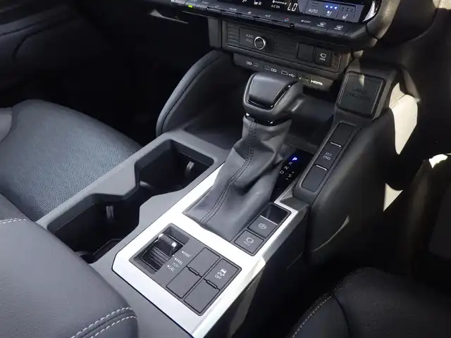 トヨタ ランドクルーザー ２５０ VX 千葉県 2024(令6)年 1.6万km ブラック Toyota Safety Sense/・プリクラッシュセーフティ/・レーンディパーチャーアラート/・オートハイビーム/・レーダークルーズコントロール/・ブラインドスポットモニター/・RCTA（リヤクロストラフィックアラート）/ムーンルーフ/パワーバックドア/ブラックレザーシート/運転席パワーシート/前席エアシート/シートヒーター/純正コネクティッドナビ/地デジTV/【Bluetooth接続】/パノラミックビューモニター/デジタルインナーミラー/ドライブレコーダー/革巻きステアリング/ステアリングスイッチ/ETC（2.0）/3眼LEDヘッドライト/フォグライト/クリアランスソナー/純正18インチアルミホイル/サイド/カーテンエアバッグ/スマートキー