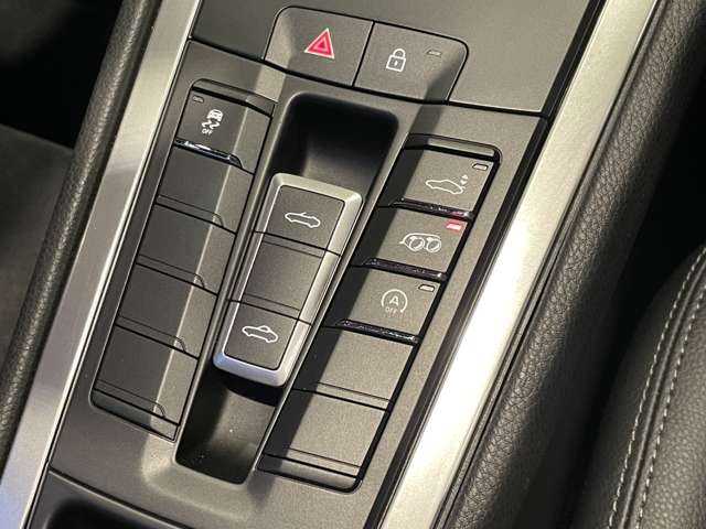 ポルシェ ７１８ボクスター 愛知県 2021(令3)年 0.9万km 黒 1オーナー/スポーツクロノパッケージ/スポーツエキゾースト/純正ナビ/バックカメラ/Bluetooth /黒ハーフレザーシート /純正18インチアルミ /カラークレスト /赤幌 /ETC /アイドリングストップ /HIDヘッドライト/オートライト