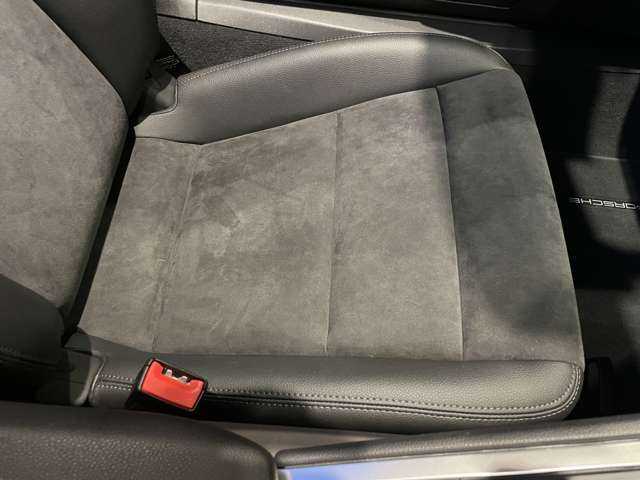 ポルシェ ７１８ボクスター 愛知県 2021(令3)年 0.9万km 黒 1オーナー/スポーツクロノパッケージ/スポーツエキゾースト/純正ナビ/バックカメラ/Bluetooth /黒ハーフレザーシート /純正18インチアルミ /カラークレスト /赤幌 /ETC /アイドリングストップ /HIDヘッドライト/オートライト