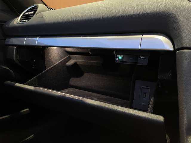 ポルシェ ７１８ボクスター 愛知県 2021(令3)年 0.9万km 黒 1オーナー/スポーツクロノパッケージ/スポーツエキゾースト/純正ナビ/バックカメラ/Bluetooth /黒ハーフレザーシート /純正18インチアルミ /カラークレスト /赤幌 /ETC /アイドリングストップ /HIDヘッドライト/オートライト