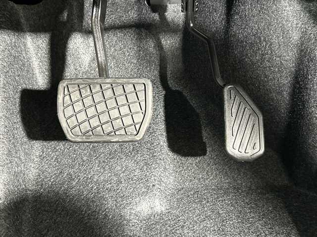 ダイハツ ロッキー プレミアム G HEV 神奈川県 2025(令7)年 0.1千km ブラックマイカメタリック/シャイニングホワイトパール 純正9インチスマホ連携ディスプレイオーディオ/パノラマモニターパック/フロント/サイド/バックカメラ/フルセグ　USB　HDMI　AppleCarPlay　Androidauto　/スマートアシスト/衝突回避支援ブレーキ機能/レーンキープコントロール/コーナーセンサー/衝突警報機能/ブレーキ制御付誤発進抑制機能/車線逸脱抑制制御機能/路側逸脱警報機能/ふらつき警報/先行車発進お知らせ/標識認識機能/アダブティブドライビングビーム/サイドビューランプ/全車速追従機能付アダブティブクルーズコントロール/コーナリングトレースアシスト/車両接近通報装置/合皮ファブリックコンビシート/前席シートヒーター/電動パーキングブレーキ/革巻きステアリング/プッシュスタート/スマートキー/LEDヘッドランプ/LEDイルミネーションランプ/LEDフロントフォグランプ/LEDリアフォグランプ/シーケンシャルターンランプ/純正17インチアルミホイール/純正リアスポイラー/取説　保証書　スペアキー