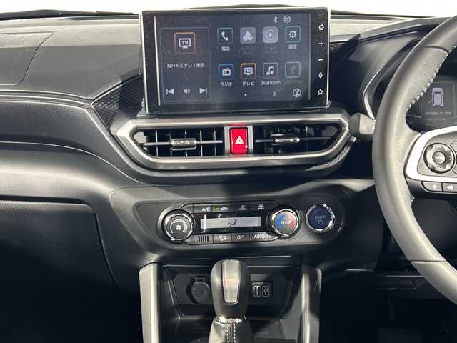 ダイハツ ロッキー プレミアム G HEV 神奈川県 2025(令7)年 0.1千km ブラックマイカメタリック/シャイニングホワイトパール 純正9インチスマホ連携ディスプレイオーディオ/パノラマモニターパック/フロント/サイド/バックカメラ/フルセグ　USB　HDMI　AppleCarPlay　Androidauto　/スマートアシスト/衝突回避支援ブレーキ機能/レーンキープコントロール/コーナーセンサー/衝突警報機能/ブレーキ制御付誤発進抑制機能/車線逸脱抑制制御機能/路側逸脱警報機能/ふらつき警報/先行車発進お知らせ/標識認識機能/アダブティブドライビングビーム/サイドビューランプ/全車速追従機能付アダブティブクルーズコントロール/コーナリングトレースアシスト/車両接近通報装置/合皮ファブリックコンビシート/前席シートヒーター/電動パーキングブレーキ/革巻きステアリング/プッシュスタート/スマートキー/LEDヘッドランプ/LEDイルミネーションランプ/LEDフロントフォグランプ/LEDリアフォグランプ/シーケンシャルターンランプ/純正17インチアルミホイール/純正リアスポイラー/取説　保証書　スペアキー