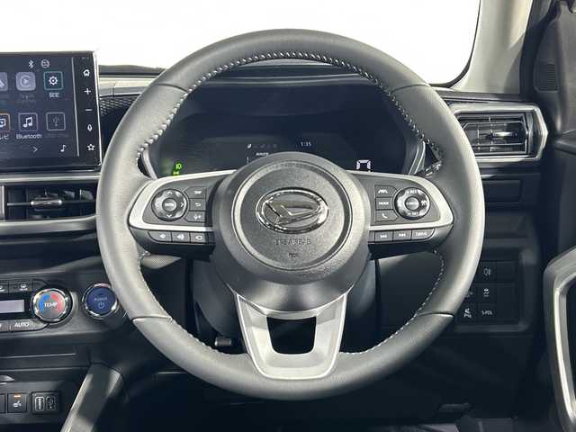 ダイハツ ロッキー プレミアム G HEV 神奈川県 2025(令7)年 0.1千km ブラックマイカメタリック/シャイニングホワイトパール 純正9インチスマホ連携ディスプレイオーディオ/パノラマモニターパック/フロント/サイド/バックカメラ/フルセグ　USB　HDMI　AppleCarPlay　Androidauto　/スマートアシスト/衝突回避支援ブレーキ機能/レーンキープコントロール/コーナーセンサー/衝突警報機能/ブレーキ制御付誤発進抑制機能/車線逸脱抑制制御機能/路側逸脱警報機能/ふらつき警報/先行車発進お知らせ/標識認識機能/アダブティブドライビングビーム/サイドビューランプ/全車速追従機能付アダブティブクルーズコントロール/コーナリングトレースアシスト/車両接近通報装置/合皮ファブリックコンビシート/前席シートヒーター/電動パーキングブレーキ/革巻きステアリング/プッシュスタート/スマートキー/LEDヘッドランプ/LEDイルミネーションランプ/LEDフロントフォグランプ/LEDリアフォグランプ/シーケンシャルターンランプ/純正17インチアルミホイール/純正リアスポイラー/取説　保証書　スペアキー