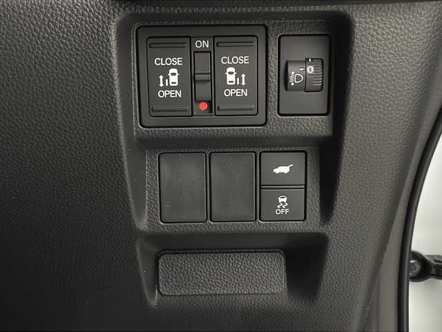 ホンダ ステップワゴン スパーダ eHEV 栃木県 2025(令7)年 0.1千km プラチナホワイトパール 登録済未使用車/純正11.4型ナビ(LXM-247VFLi)/（CD/DVD/Bluetooth/フルセグTV/USB）/バックカメラ/Honda CONNECT for Gathers＋ナビ装着用スペシャルパッケージ/Honda SENSING/●衝突軽減ブレーキ（CMBS）/●先行車発進お知らせ機能/●歩行者事故低減ステアリング/●路外逸脱抑制機能/●標識認識機能/●渋滞追従機能付アダプティブクルーズコントロール（ACC）/●車線維持支援システム（LKAS）/●トラフィックジャムアシスト（渋滞運転支援機能）/●誤発進抑制機能/●後方誤発進抑制機能/●近距離衝突軽減ブレーキ/●急アクセル抑制機能/●パーキングセンサーシステム/●後退出庫サポート/ブラインドスポットインフォメーション/パワーテールゲート(メモリー機能付)/2列目オットマン/運転席＆助手席シートヒーター/トリプルゾーンコントロール・フルオートエアコンディショナー/コンビシート/純正16インチアルミホイール(SPADA専用)/減速セレクター/全列USBチャージャー