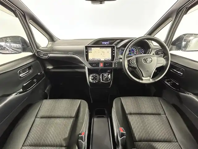 トヨタ ヴォクシー ハイブリッド ZS 煌 佐賀県 2018(平30)年 4.9万km ブラック 純正10.5インチナビ/AM/FM/CD/DVD/SD/Bluetooth/フルセグTV/スマートキー/スペアキー/クルーズコントロール/バックカメラ/ETC/前後ドライブレコーダー/ウォークスルー/純正フロアマット/シートヒーター/両側パワースライドドア/純正16インチAW/横滑り防止装置/先行者発進告知機能/レーンキープアシスト/プリクラッシュセーフティ/オートライト/オートハイビーム/ステアリングリモコン/バイザー/電動格納ミラー