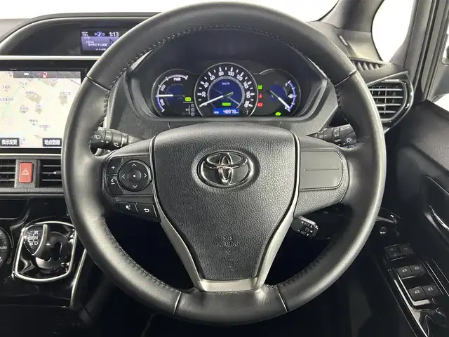 トヨタ ヴォクシー ハイブリッド ZS 煌 佐賀県 2018(平30)年 4.9万km ブラック 純正10.5インチナビ/AM/FM/CD/DVD/SD/Bluetooth/フルセグTV/スマートキー/スペアキー/クルーズコントロール/バックカメラ/ETC/前後ドライブレコーダー/ウォークスルー/純正フロアマット/シートヒーター/両側パワースライドドア/純正16インチAW/横滑り防止装置/先行者発進告知機能/レーンキープアシスト/プリクラッシュセーフティ/オートライト/オートハイビーム/ステアリングリモコン/バイザー/電動格納ミラー