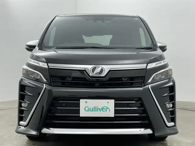 トヨタ ヴォクシー ZS 煌Ⅱ 岡山県 2019(平31)年 6.6万km イナズマスパーキングブラックガラスフレーク 純正9インチナビ(NSZT-Y68T)/（Bluetooth/CD/DVD/USB/フルセグTV)/純正10.5インチ後席モニター/（V１２T-R68C）/両側電動スライドドア/バックカメラ/クルーズコントロール/オートハイビーム/コーナーセンサー(前後)/LEDヘッドライト/アイドリングストップ/ビルトインETC2.0/純正ドライブレコーダー(前)/純正16インチアルミホイール/社外アルミホイール(スタッドレスレスタイヤ)/スマートキー(2本)
