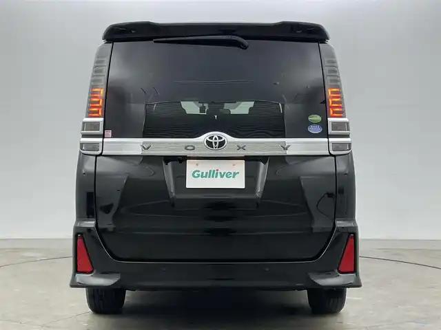 トヨタ ヴォクシー ZS 煌Ⅱ 岡山県 2019(平31)年 6.6万km イナズマスパーキングブラックガラスフレーク 純正9インチナビ(NSZT-Y68T)/（Bluetooth/CD/DVD/USB/フルセグTV)/純正10.5インチ後席モニター/（V１２T-R68C）/両側電動スライドドア/バックカメラ/クルーズコントロール/オートハイビーム/コーナーセンサー(前後)/LEDヘッドライト/アイドリングストップ/ビルトインETC2.0/純正ドライブレコーダー(前)/純正16インチアルミホイール/社外アルミホイール(スタッドレスレスタイヤ)/スマートキー(2本)