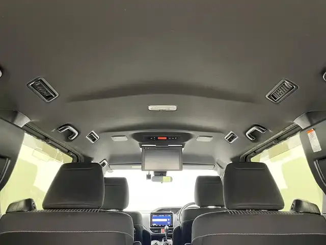 トヨタ ヴォクシー ZS 煌Ⅱ 岡山県 2019(平31)年 6.6万km イナズマスパーキングブラックガラスフレーク 純正9インチナビ(NSZT-Y68T)/（Bluetooth/CD/DVD/USB/フルセグTV)/純正10.5インチ後席モニター/（V１２T-R68C）/両側電動スライドドア/バックカメラ/クルーズコントロール/オートハイビーム/コーナーセンサー(前後)/LEDヘッドライト/アイドリングストップ/ビルトインETC2.0/純正ドライブレコーダー(前)/純正16インチアルミホイール/社外アルミホイール(スタッドレスレスタイヤ)/スマートキー(2本)